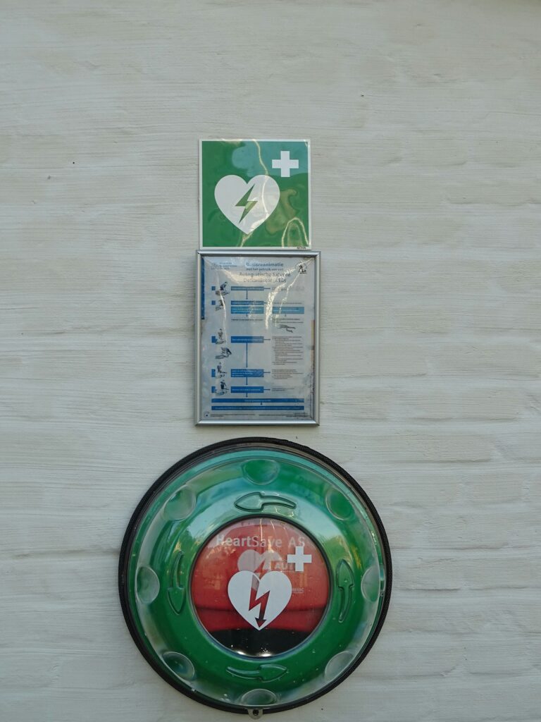 défibrillateur automatique homme adulte allongé au sol ayant un problème cardiaque